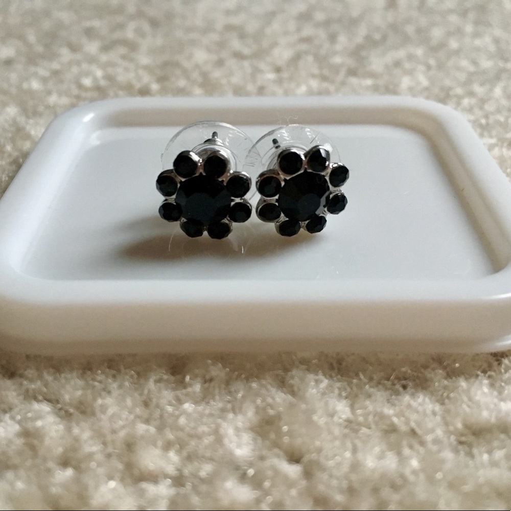 NWOT Flower Stud Earrings